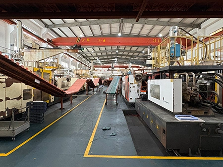 Main Injection Molding Workshop (Luggage Shell Production & Conveying)